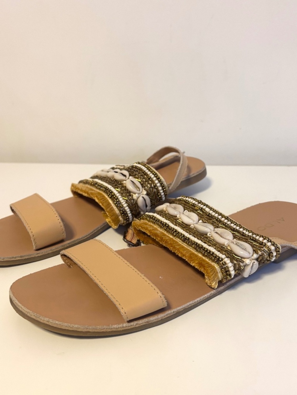 Aldo Beaded Embellished Shell Fringe Leather Flat Sandals Tan Gold Womens Size 9